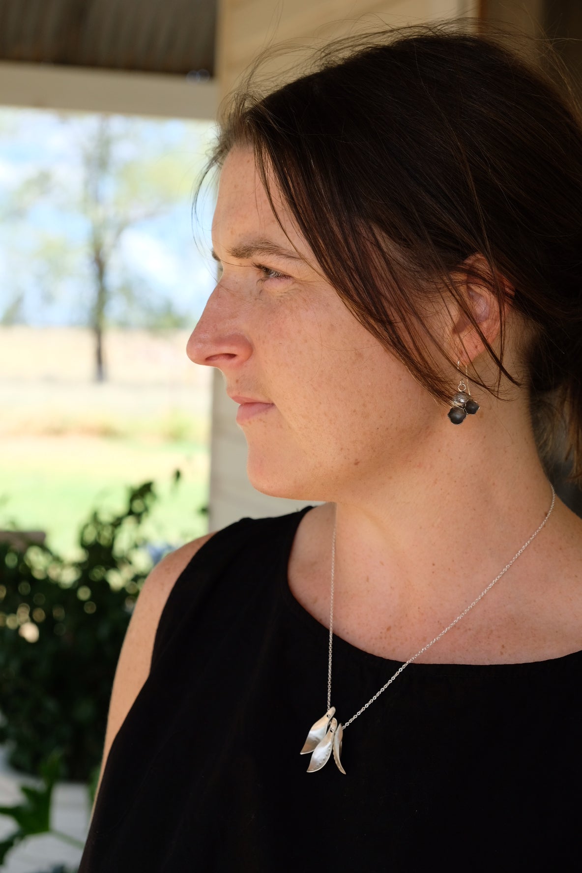 Floral barnacle earrings - Black Patina