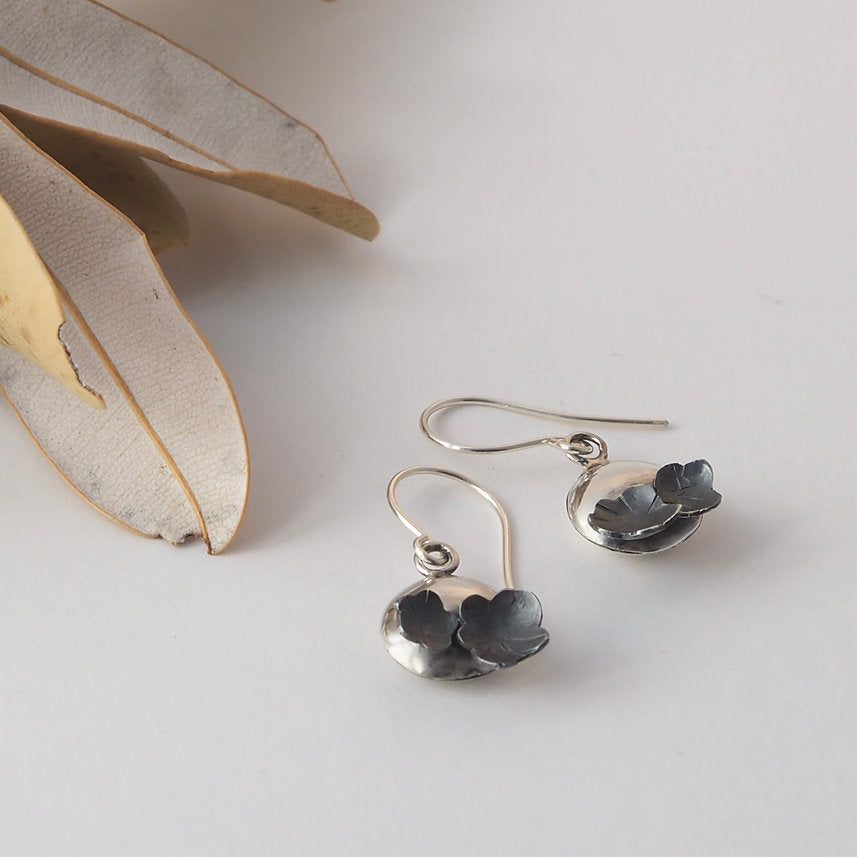 Floral barnacle earrings - Black Patina