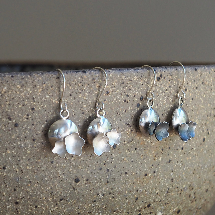 Floral barnacle earrings - Black Patina