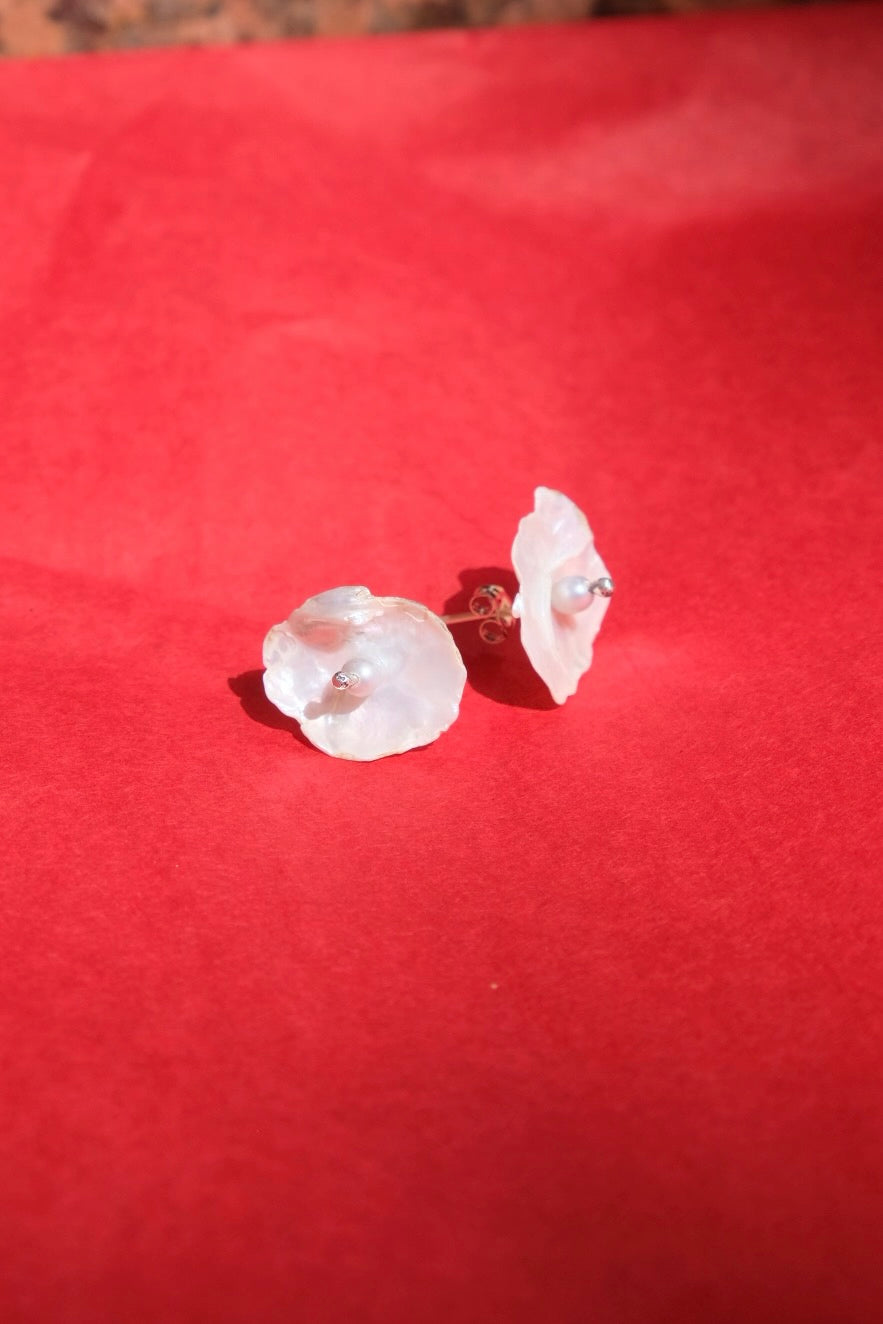 Cornflake Keshi pearl stud earrings with grey pearl