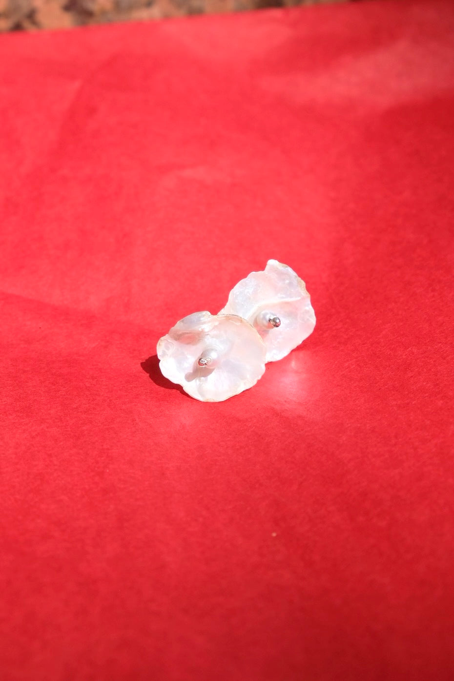 Cornflake Keshi pearl stud earrings with grey pearl