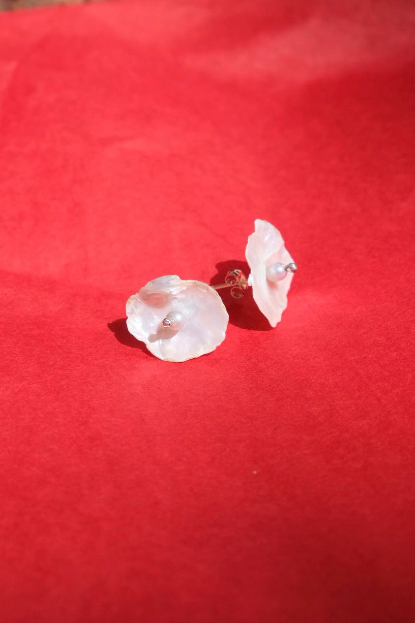 Cornflake Keshi pearl stud earrings with grey pearl