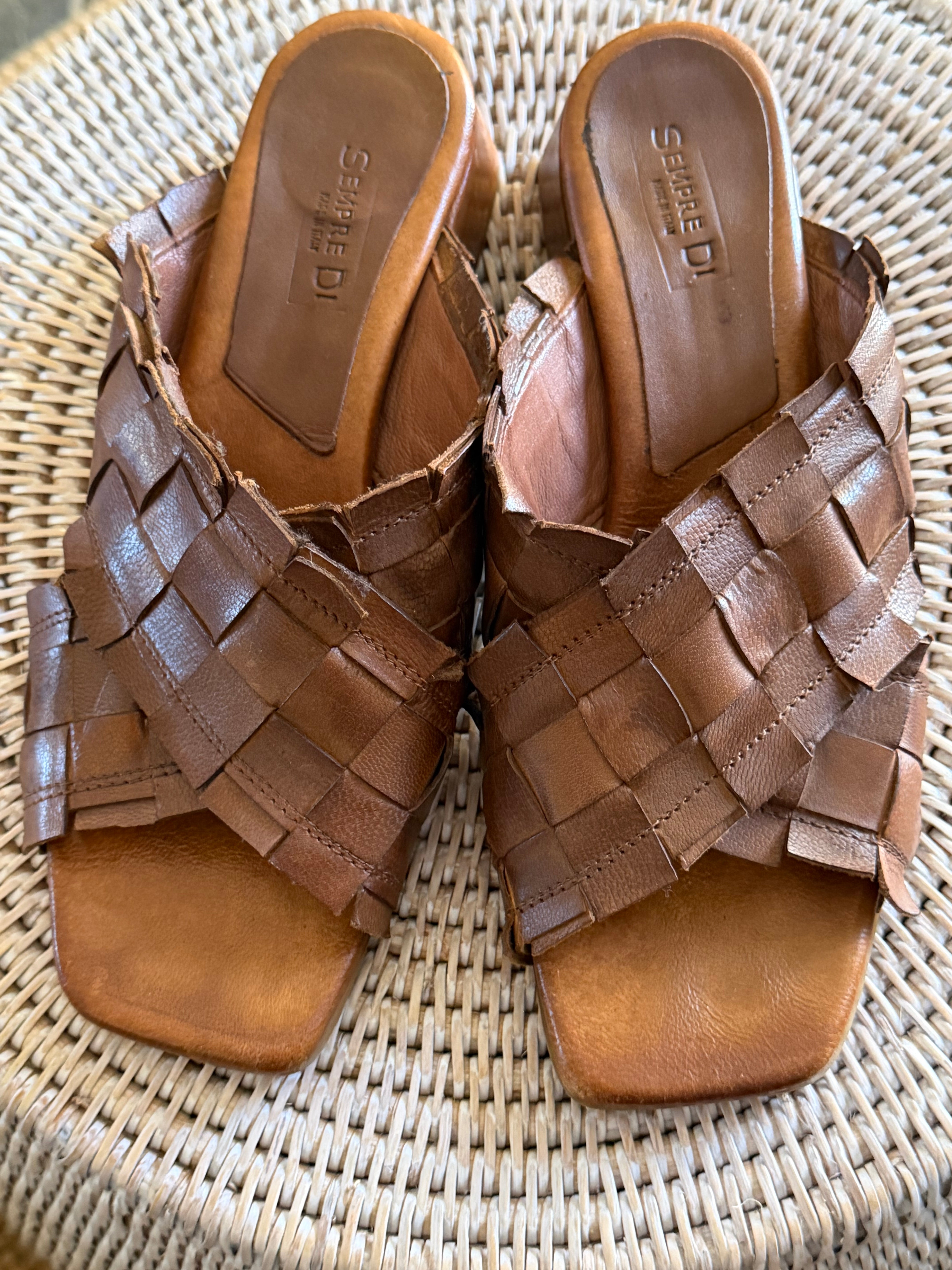 Pre-loved Sempre Di woven leather mules