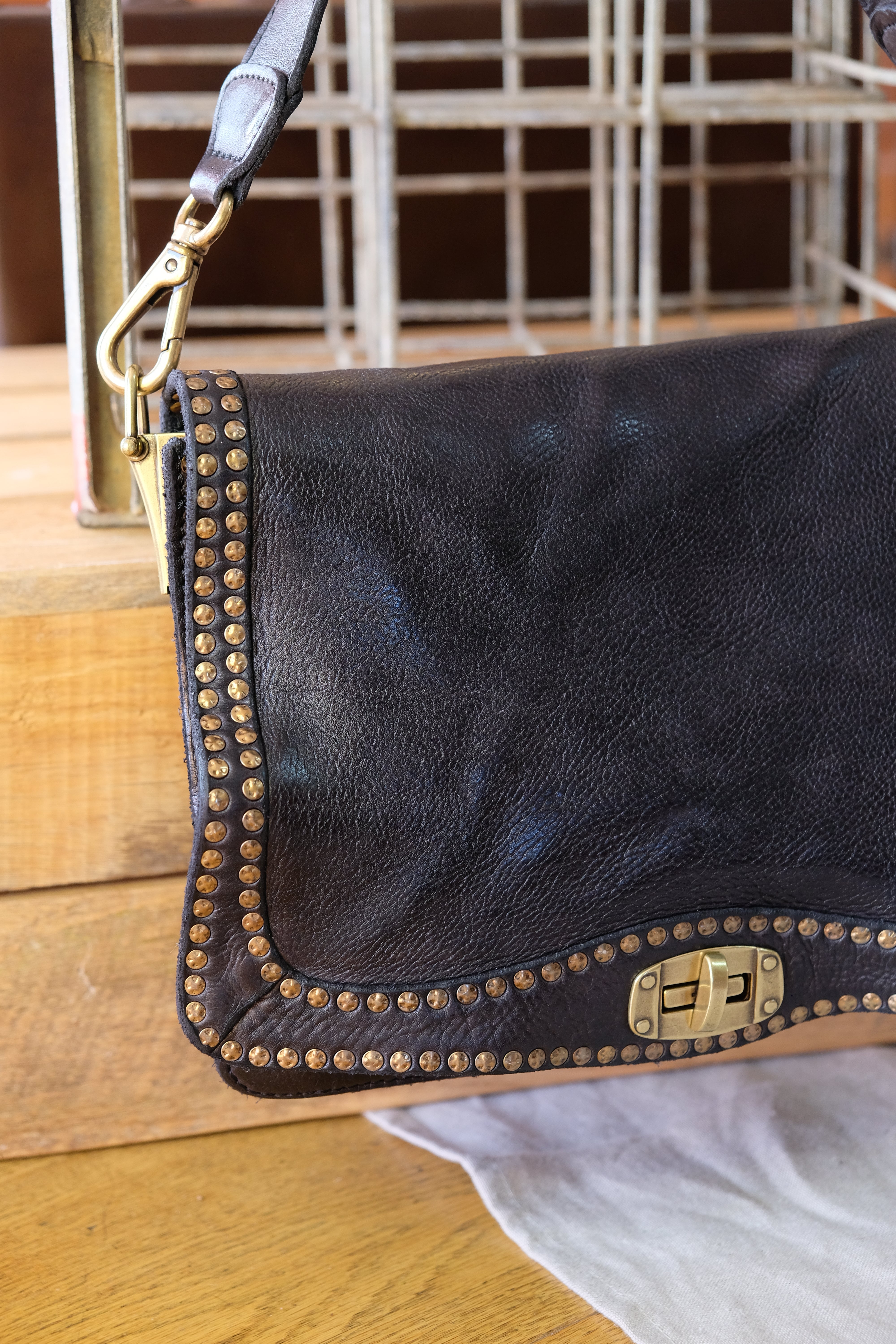 Kura shoulder Bag with studs - Brown