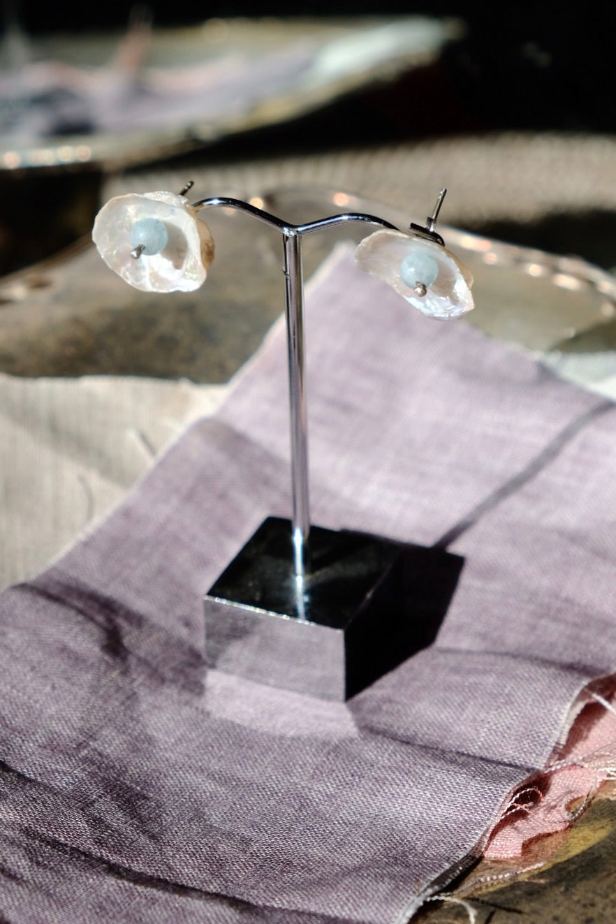 Cornflake Keshi pearl stud earrings with acquamarine bead