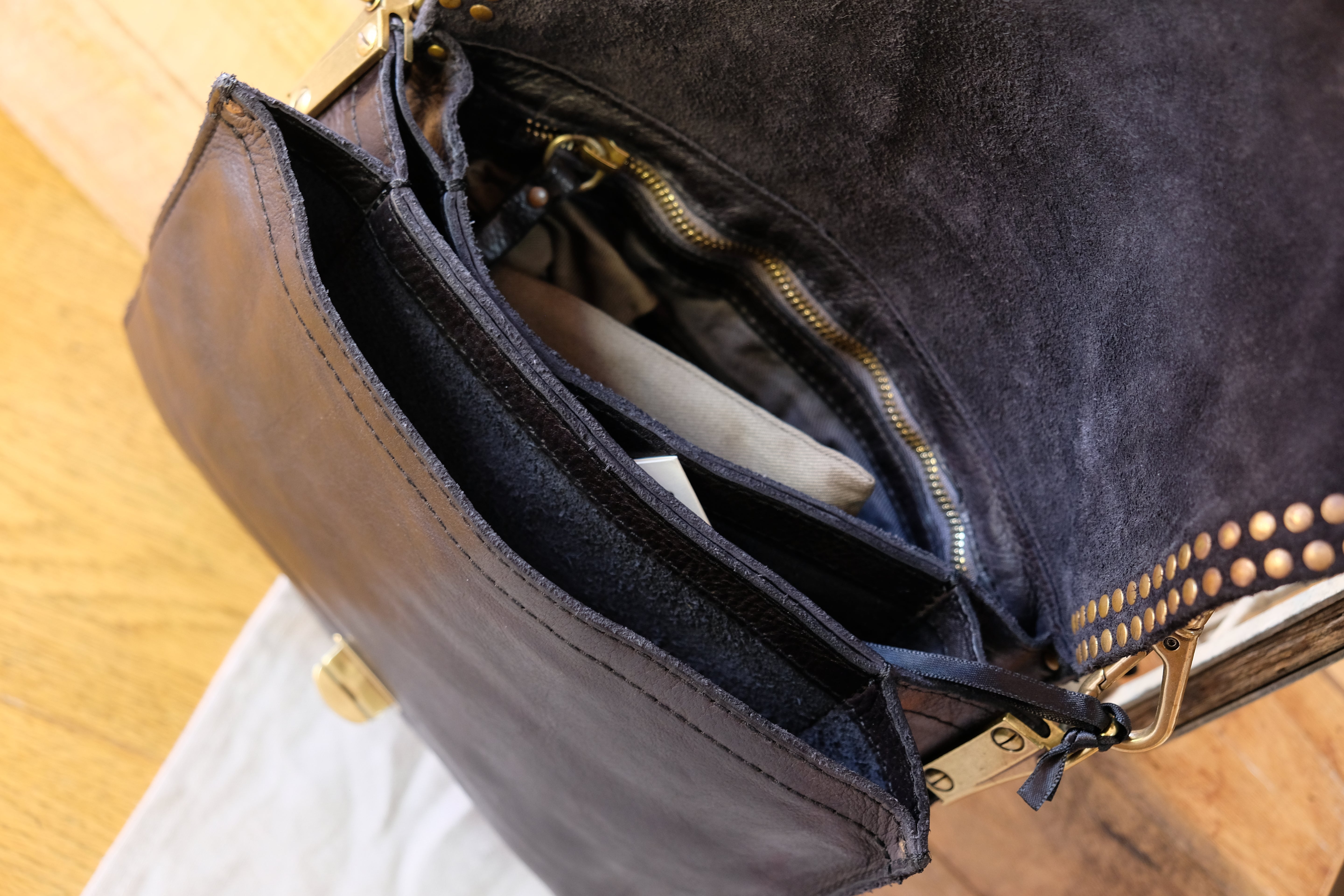 Kura shoulder Bag with studs - Brown