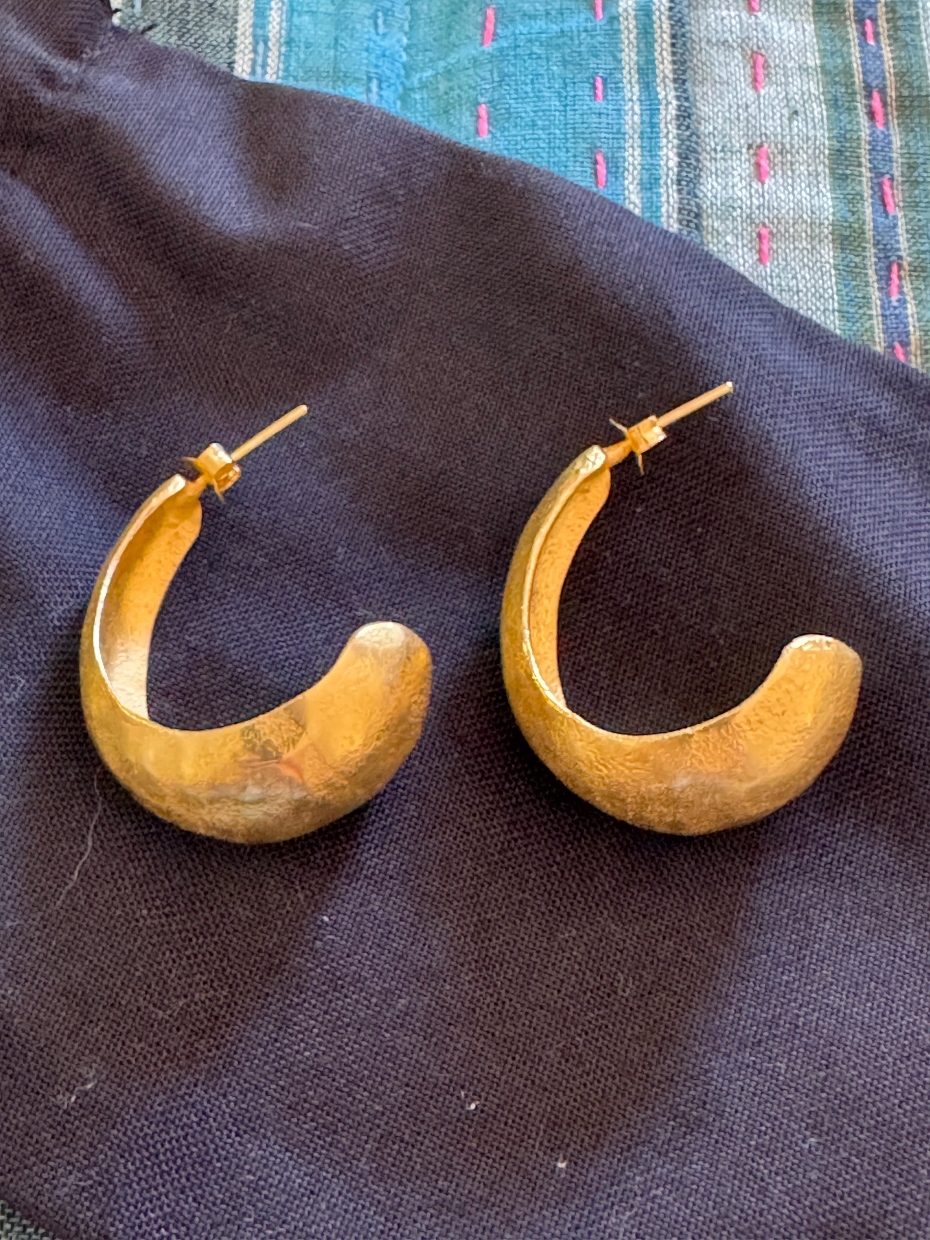 Curved stud earrings gold plated