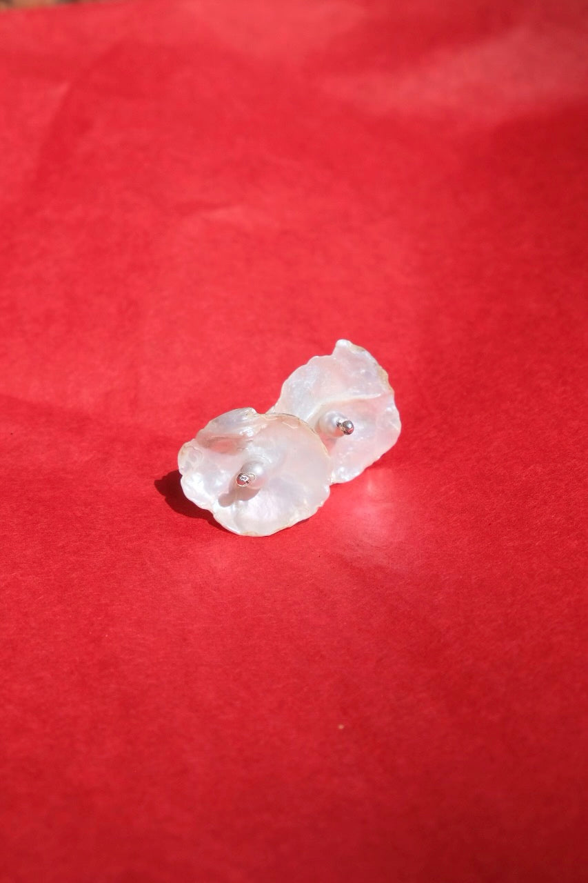 Cornflake Keshi pearl stud earrings with grey pearl