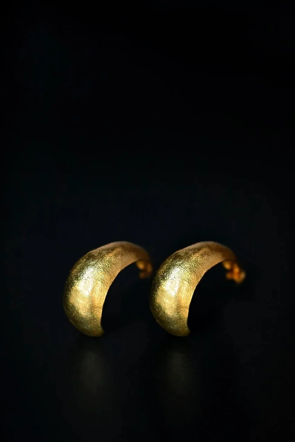 Curved stud earrings gold plated